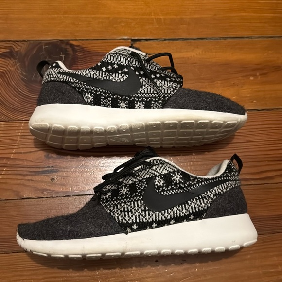 Women’s Nike Roshe One Winter Sweater - Picture 1 of 8